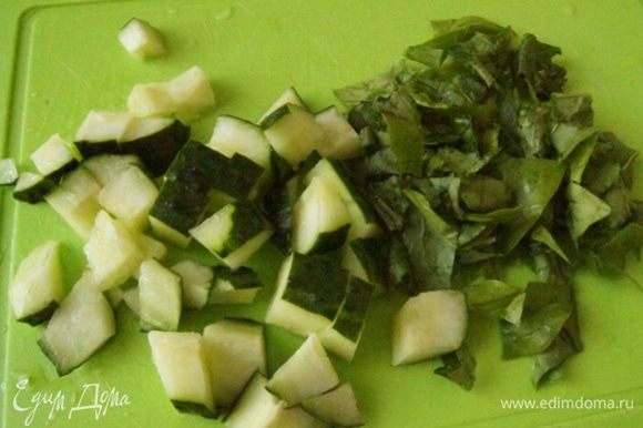 Огурец и авокадо нарезать кубиками, шпинат и лист горчицы произвольно.