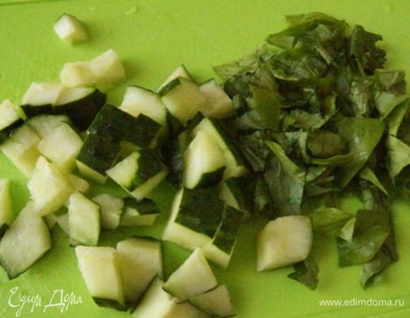 Огурец и авокадо нарезать кубиками, шпинат и лист горчицы произвольно. 