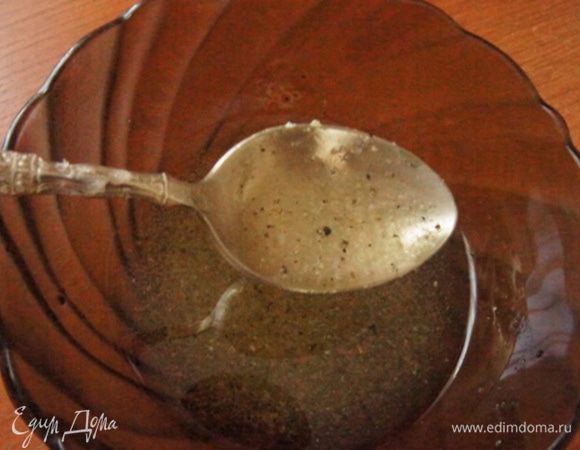 Приготовить заправку: смешать яблочный уксус, масло, соль и перец. Вместо уксуса можно использовать лимонный сок. 