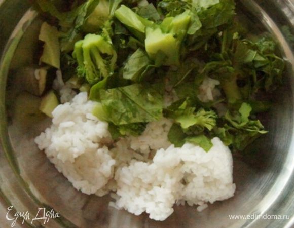 В большой миске смешать подготовленные овощи, зелень и отварной рис. Заправить и хорошо перемешать. Можно есть сразу, но мне понравилось, когда салат настоялся около часа в холодильнике. 