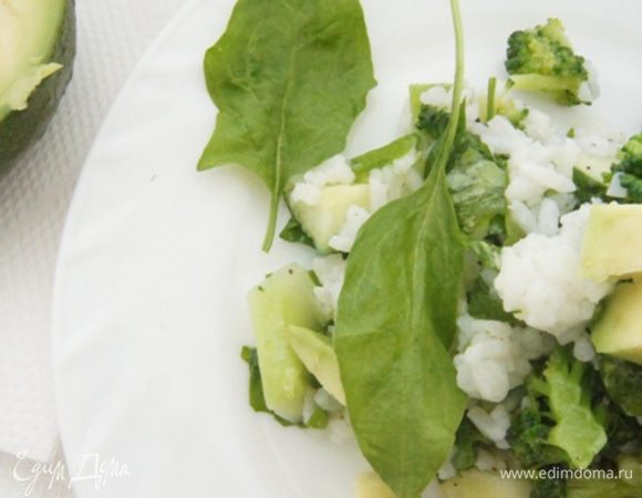 Салат получается сытный, им спокойно можно пообедать, не опасаясь остаться голодным!
