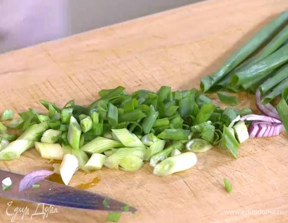 Зеленый лук порезать наискосок.