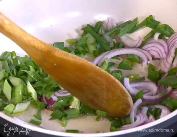 Разогреть в сковороде оливковое масло и обжарить весь лук.