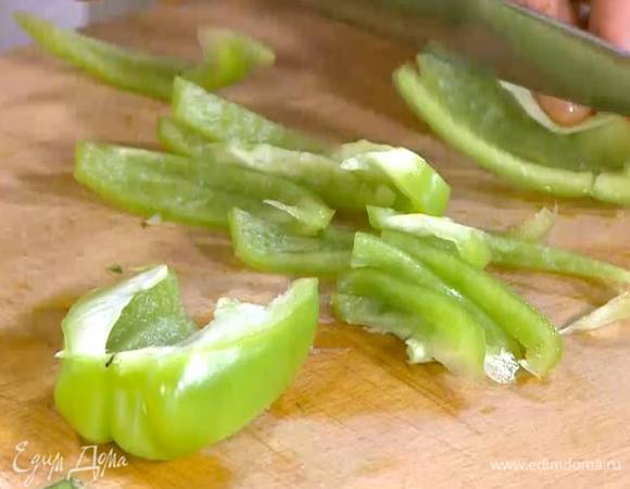 Сладкий перец, удалив семена и перепонки, нарезать тонкой соломкой.