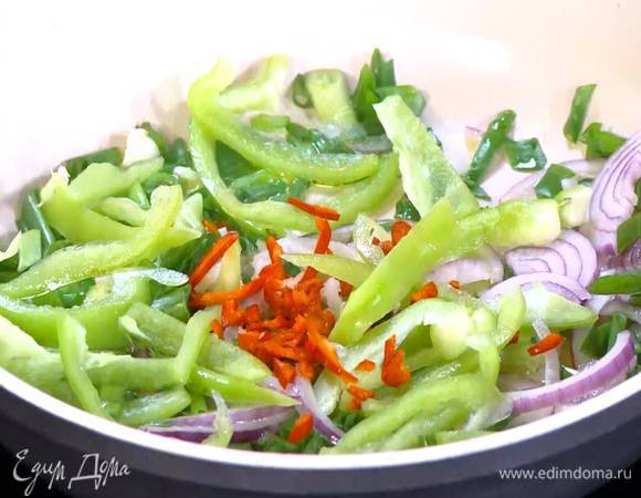 Перец чили мелко порубить, добавить в сковороду, посолить, поперчить и перемешать.