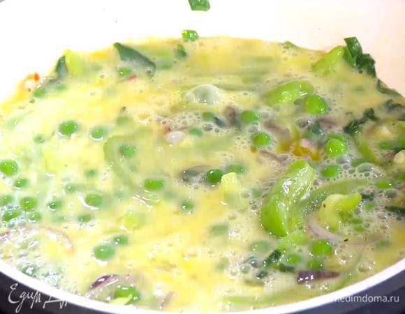 Яйца слегка взбить венчиком и влить в сковороду с овощами.