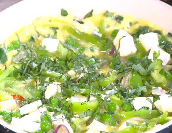 Базилик мелко порубить и посыпать готовую фриттату.