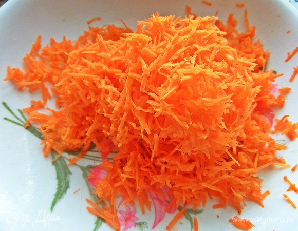 Сырую морковь натереть мелко.