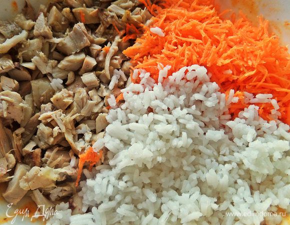 Соединяем начинку в большой миске.