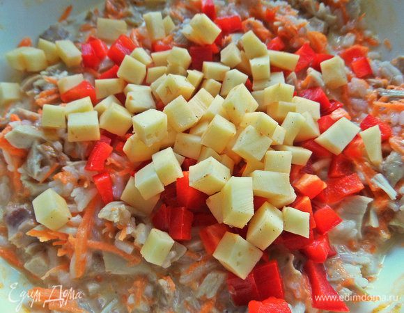 Сыр нарезать на кубики.