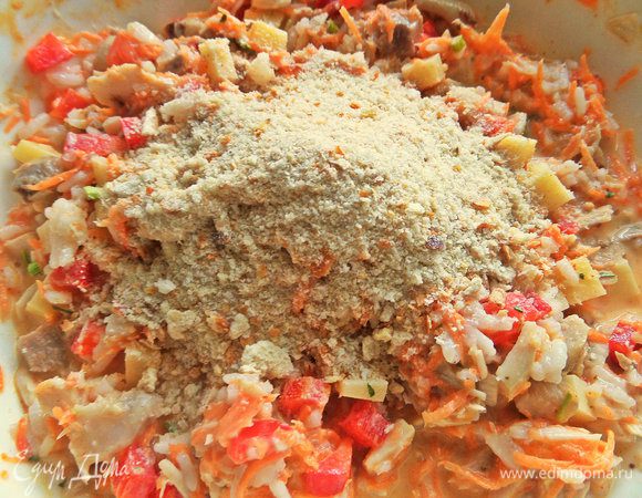 Чтобы кексы хорошо держали форму, добавим сухари домашние (или муку, или манку). Солим, перчим и перемешиваем.