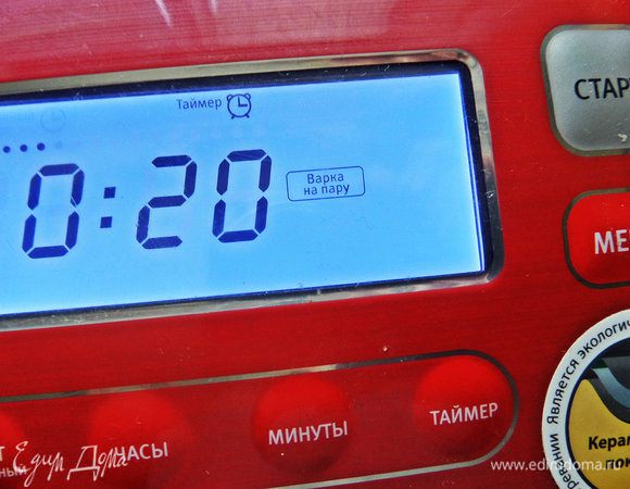 Наливаем в мультиварку литр воды, ставим поднос с кексами, закрываем крышку и устанавливаем программу «готовка на пару».