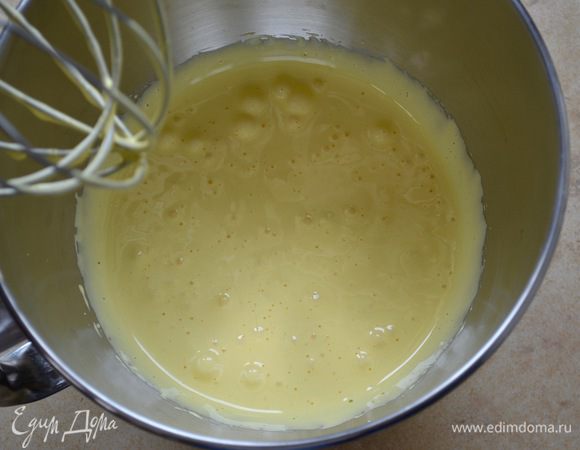 Важно! Ингредиенты приведены на достаточно большое количество печенья — получается 5 — 5 1/2 противня! Можете смело сократить количество продуктов вдвое! Итак, яйца комнатной температуры разделить на белки и желтки. Желтки взбить со 100 г сахара и с ванилином не очень сильно.