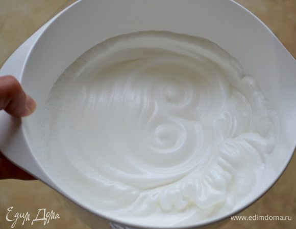 Белки взбить с оставшимся сахаром (75 г) до устойчивых пиков!