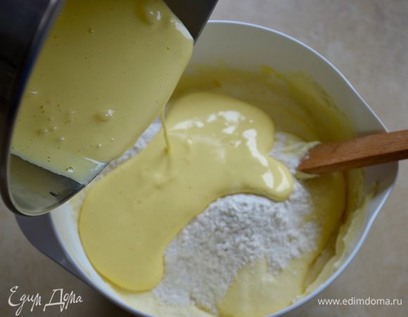 Во взбитые белки добавить в два приема желтки и сухую смесь из муки и крахмала.