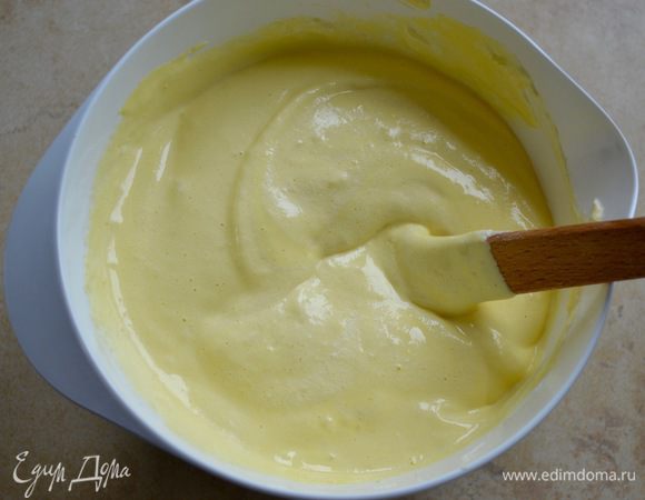 Быстро и аккуратно перемешать заворачивающими движениями до получения пышной массы. Заполнить тестом пекарский мешок с круглой гладкой насадкой.