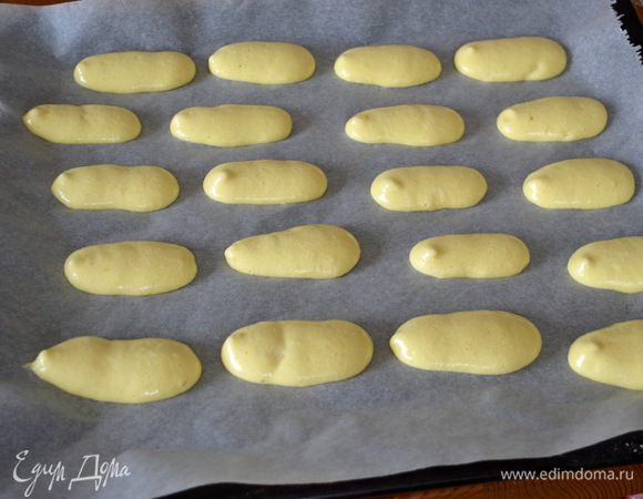 Отсадить на противень, застеленный пекарской бумагой (хорошего качества, ничем смазывать не надо!) печенье длиной около 5 см на небольшом расстоянии друг от друга.