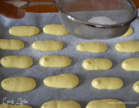 Присыпать один раз сахарной пудрой, дать впитаться и вторично посыпать пудрой.