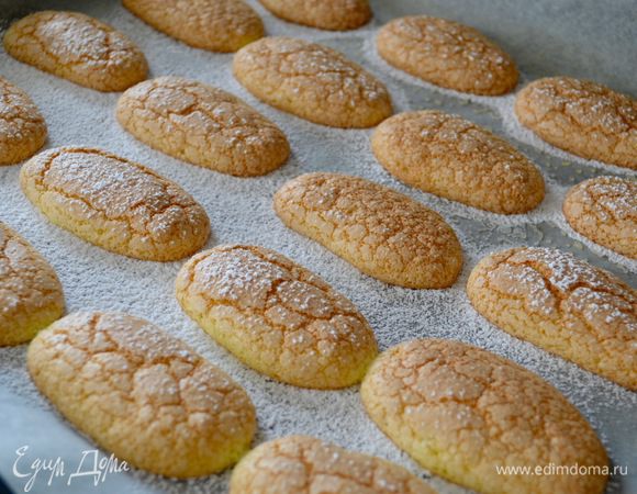 Выпекать в разогретой до 190°С духовке 10 минут. В любом случае следить по своей духовке! Готовому печенью дать постоять минуты 3-4 и после осторожно снять с противня и остудить на решетке.