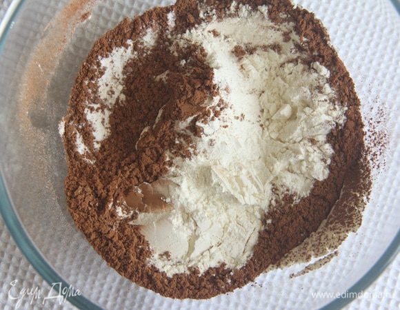 Просеять муку, соду, разрыхлитель, какао. Перемешать.