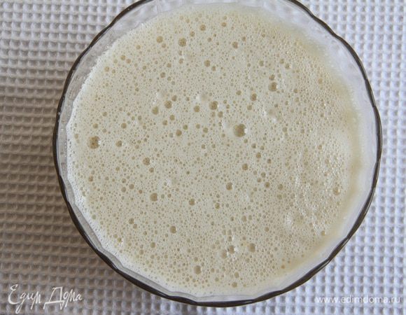 Яйца взбить с сахаром, добавить растительное масло, молоко, кофе, ванильный экстракт.