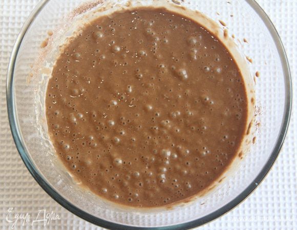 Соединить сухую смесь с влажными ингредиентами.