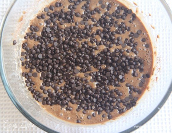 Добавить шоколадные капли, перемешать.