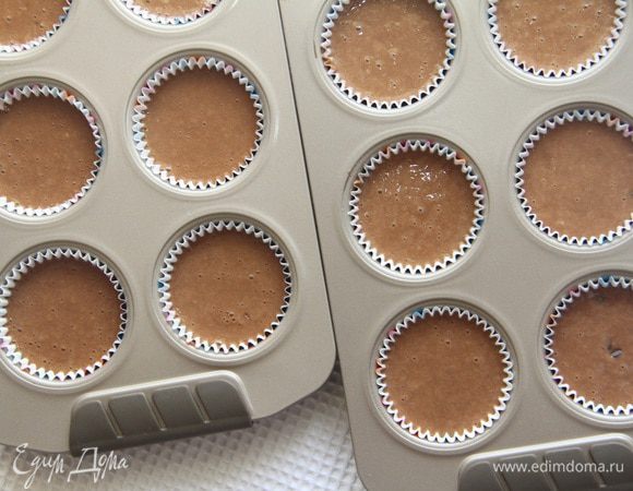 Разлить тесто в формочки для маффинов (с бумажными вкладышами).
