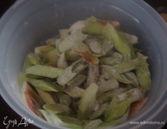 Ревень помыть, почистить и порезать на не большие кусочки 1, 5 — 2 см. Ревень смешать с 50 г сахара и 1 ст. л. муки.