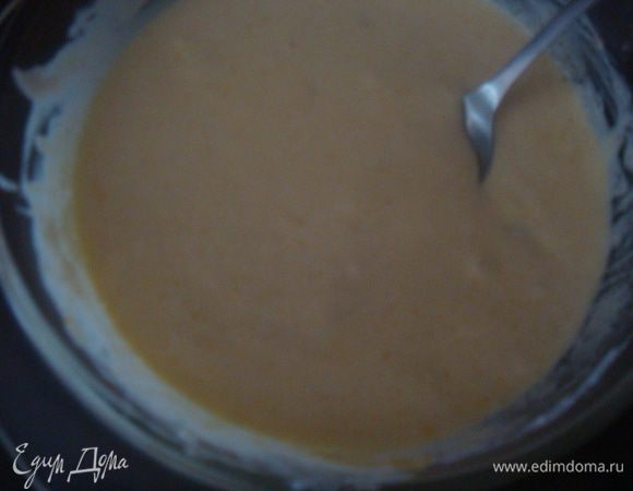 В глубокой миске смешать 100 г сахара, ванильный пудинг, ванильный сахар, сметану, яйцо, все хорошо перемешать венчиком.