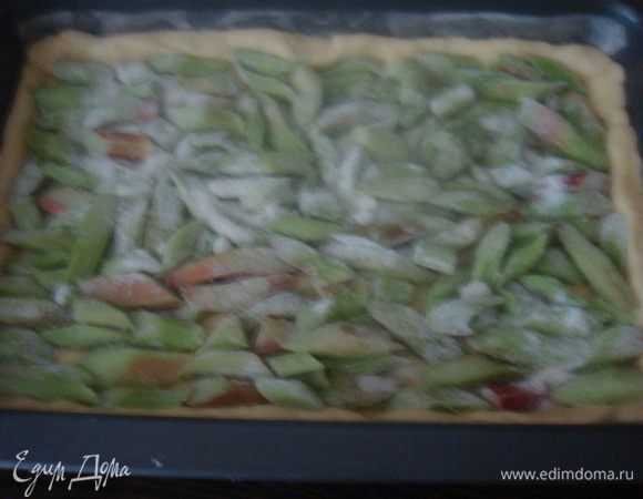 Равномерно по всей поверхности разложить кусочки ревеня.