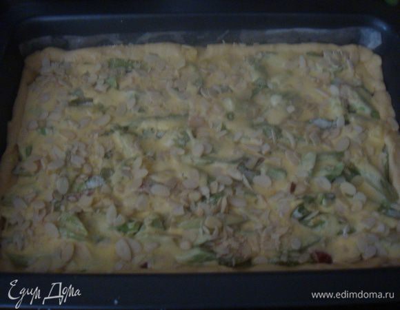 С помощью столовой ложки аккуратно распределить сметанную заливку. и посыпаем миндальными листиками. Выпекаем в заранее разогретой до 180°С духовке 30-35 минут.