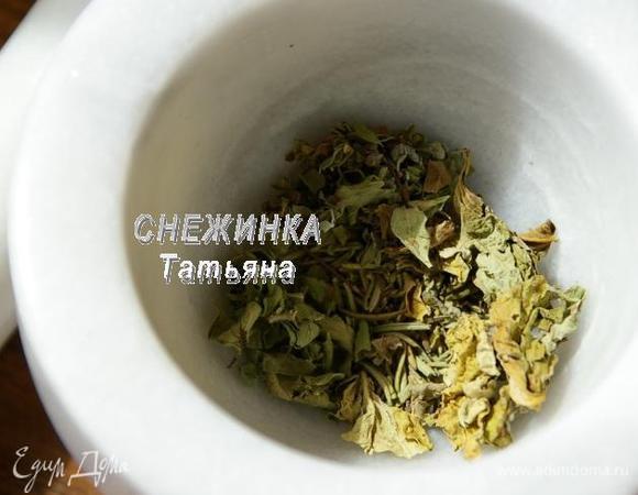 Для начала необходимо замариновать помидоры, чтобы они немного настоялись. В ступке растираем сухие травы: розмарин, тимьян, базилик, орегано, майоран.