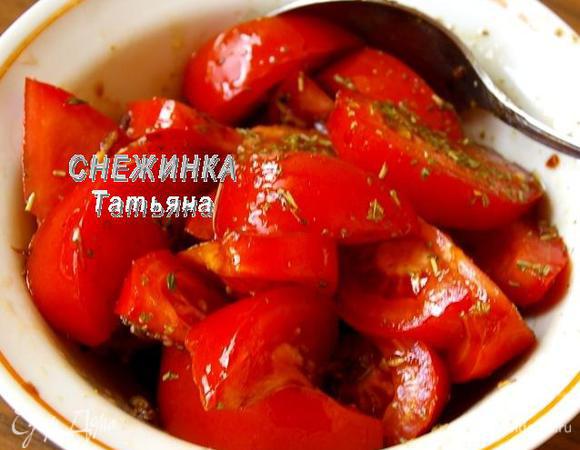 Вымытые томаты нарезаем крупными дольками. Кладем в маринад, перемешиваем аккуратно, закрываем пленкой и оставляем.