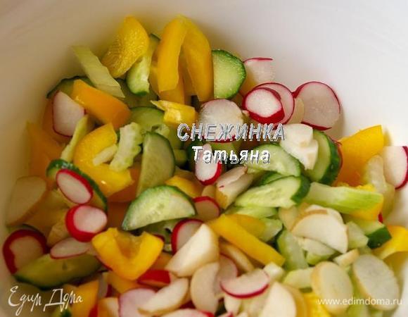 Нарезаем дольками огурец, редис, тонкими ломтиками сельдерей и крупной соломкой перец. Кладем в большую миску, перемешиваем.