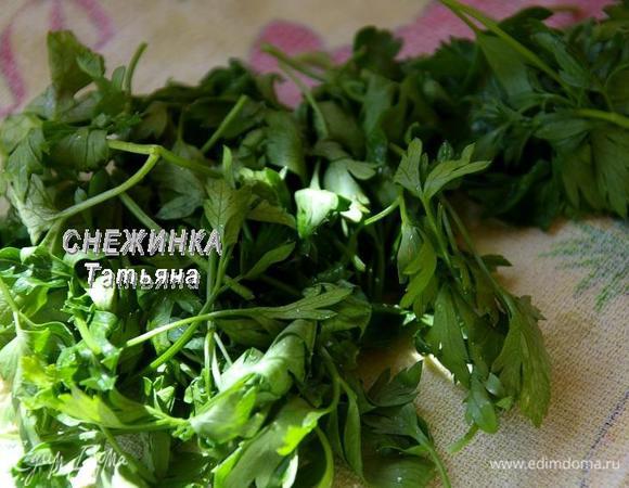 Для соуса большой пучок петрушки моем и обсушиваем.