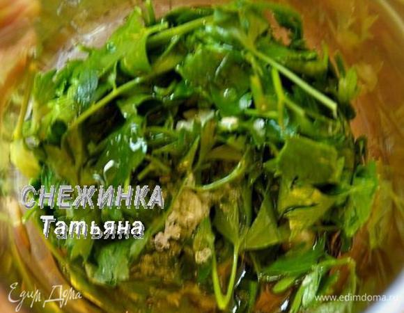 Кладем петрушку в стакан для погружного блендера. Туда же отправляем нарезанный чеснок, соль, мед, наливаем оливковое масло, выдавливаем сок лимона.