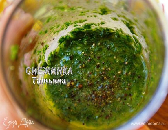 Пробиваем погружным блендером до однородного состояния. Добавляем свежемолотый черный перец, перемешиваем.