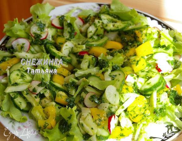 На блюдо раскладываем салатные листья. Затем распределяем овощи. Поливаем все соусом.