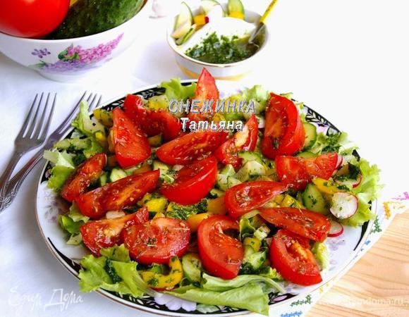 Подаем салат как самостоятельное блюдо или в дополнение к мясным, рыбным блюдам.