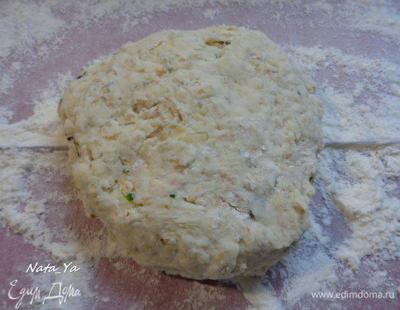 Разогрейте духовку до 225°С.

Смешайте в отдельной емкости муку, разрыхлитель, овсяные хлопья, соль, мелко нарезанный тимьян и тертый сыр.

Добавьте быстро растительное масло и молоко. Смешайте тесто до однородного состояния.

