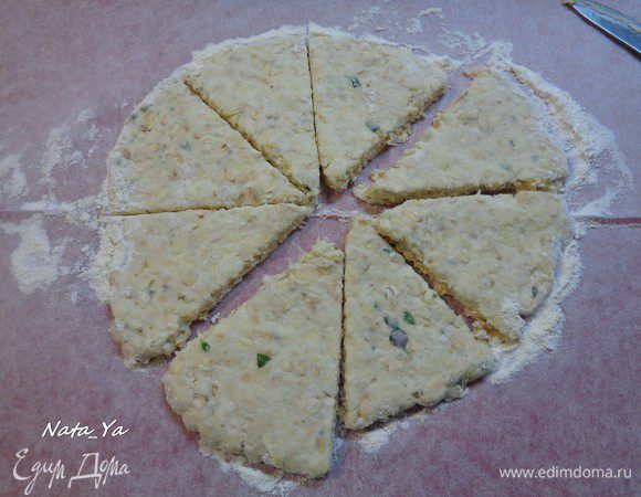 И нарежьте на 8 частей. Получатся сконы треугольной формы.