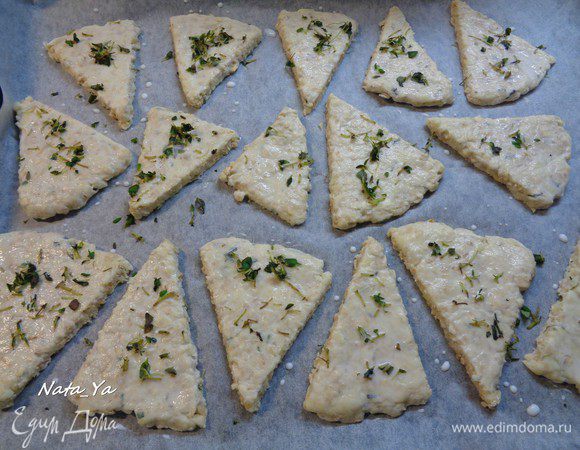 Повторите то же самое со второй частью теста. Сверху дополнительно присыпьте свежим тимьяном.