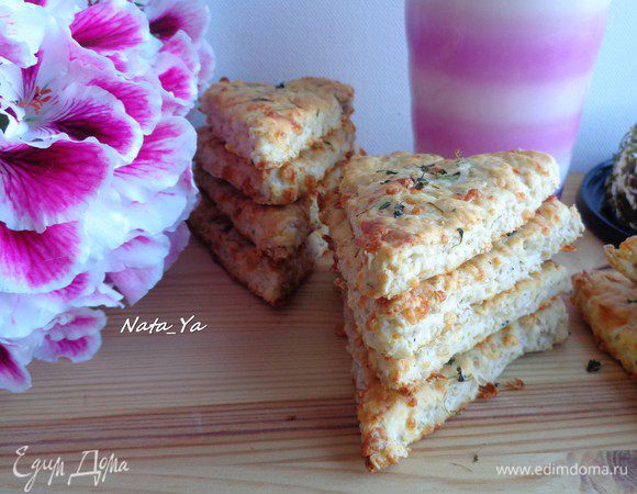 Предложите к сконам сливочный сыр, молоко или чай.