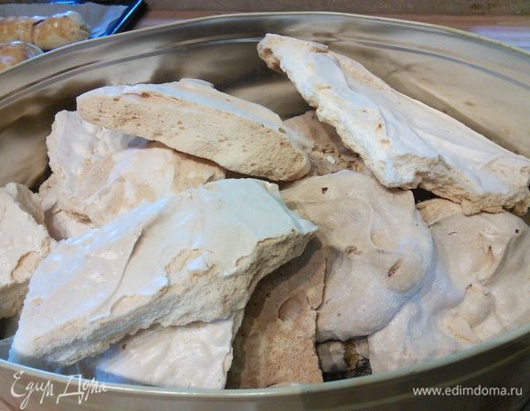 Безе желательно приготовить заранее. Наверное это не секрет, что готовое безе может хранится в сухом, прохладном месте долгое время. У меня сохраняется в жестяной коробке с крышкой в прохладном месте уже в течение нескольких лет! Так как я использовала уже готовые безе, то фотографии взяла из своего архива. 
* безе получается больше, чем нужно конкретно для этого торта, на него уйдет приблизительно 150 г. 
* время приготовления дала без учета выпечки безе и время заморозки. 