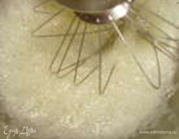 Готовим безе: процесс взбивания белков довольно продолжительный, поэтому советую использовать кухонную технику. Охлажденные белки (яйца нужно брать среднего размера) взбить до плотных пиков.