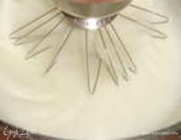 Не прекращая взбивать, постепенно вводим сахар (сахар у меня хоть и мелкий, но я перебила его до состояния полу-пудры). Взбиваем белки с сахаром еще 2 минуты и добавляем крахмал, уксус (у меня сок лимона) и еще разочек хорошо взбиваем.