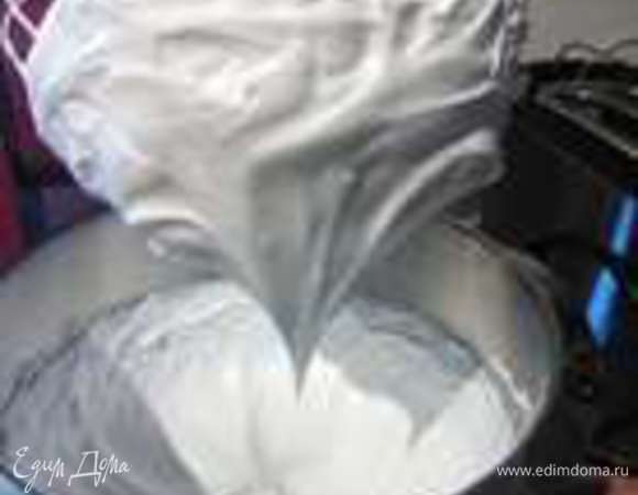 Масса получается плотной, белоснежной, шелково-блестящей. Включаем духовку на 130°С в обычном или 100°С в режиме "горячий воздух".       Выкладываем безе произвольно на противень, покрытый пекарской бумагой и выпекаем в течении часа. Выпекается безе в течении 2 часов. Цвет его меняется на нежно кремовый. Охлаждайте безе в духовке при слегка приоткрытой дверце, иначе от разницы температур она потрескается. 