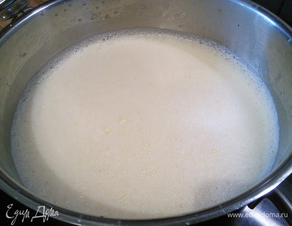 Для мороженого приготовить в умывальнике ледяную баню (холодная вода со льдом). 
Сливки соединить с сахаром (110 г), если используется инвертный сироп, то его потребуется 90 г, нагреть, но не кипятить. В миске взбить желтки с солью. 
Сливки тонкой струйкой ввести к желткам, постоянно помешивая. Получается пенная масса. 
