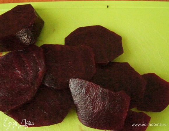 Небольшую свеклу отварить до готовности или запечь в фольге в духовке до готовности.
Остудить, нарезать кружочками.